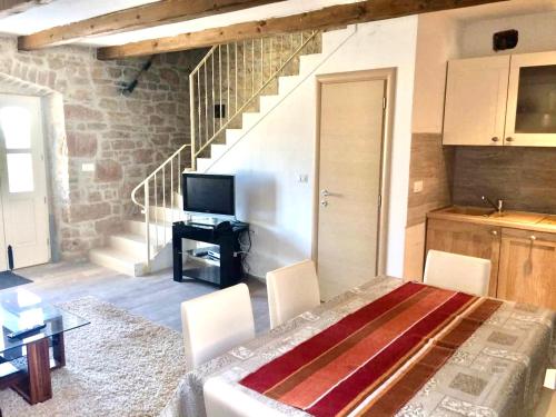  Charming old Istrian stone house in Marasi