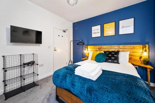 7 bedroom house ENSUITE Rooms, fully equipped kitchen, free WIFI, TVs in all rooms CITY CENTRE CLOSE
