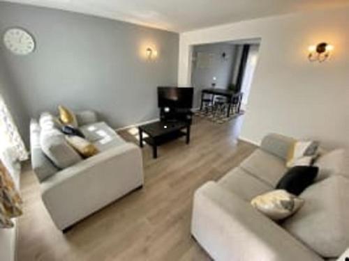 Bright 2 bedroom townhouse near Addenbrookes and Cherry Hinton Road with small garden and free stree