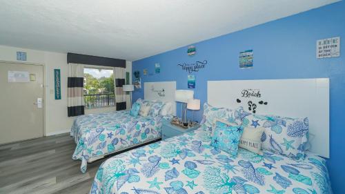 Heated Pool, Fireplace, 70" TV, Waterfront & More! in Sarasota, USA