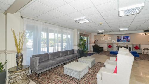 Heated Pool, Fireplace, 70" TV, Waterfront & More! in Sarasota, USA