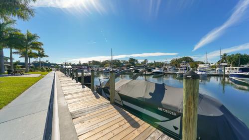Heated Pool, Fireplace, 70" TV, Waterfront & More! in Sarasota, USA