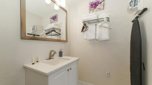Heated Pool, Fireplace, 70" TV, Waterfront & More! in Sarasota, USA