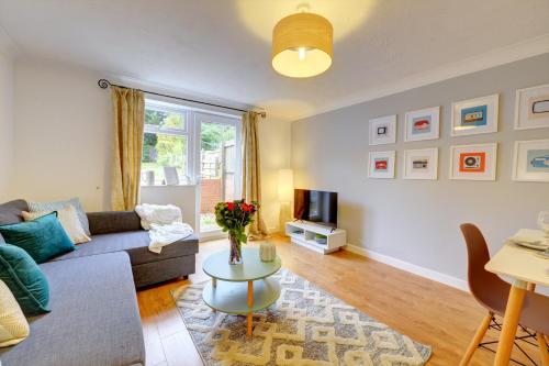 Modern 2 Bed House Sleeps 6 Southam Town Centre - Inspire Homes Ltd - Southam