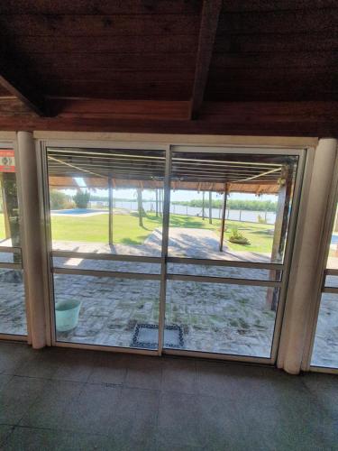 (12 pers. o +) Casa quinta con pileta sobre el rio