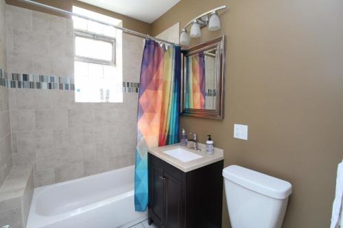 Updated Wicker Park 2BR with W&D by Zencity - image 10