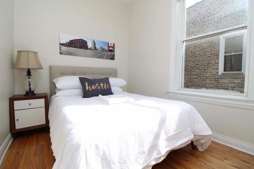 Updated Wicker Park 2BR with W&D by Zencity - image 12