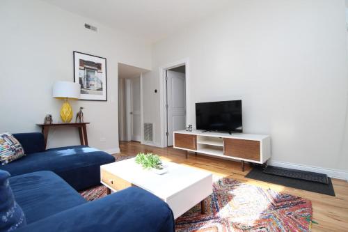 Updated Wicker Park 2BR with W&D by Zencity - image 6