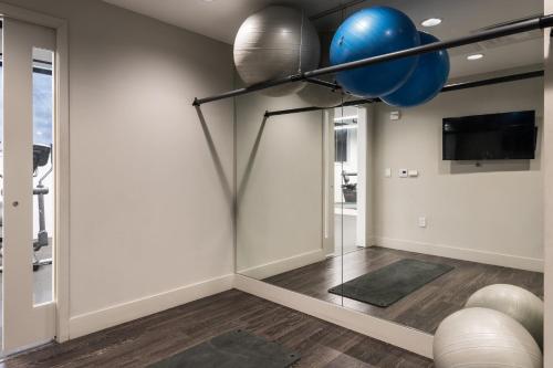 Modern CWE 1BR near BJC by Zencity - image 11