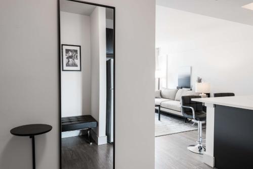 Modern CWE 1BR near BJC by Zencity - image 11