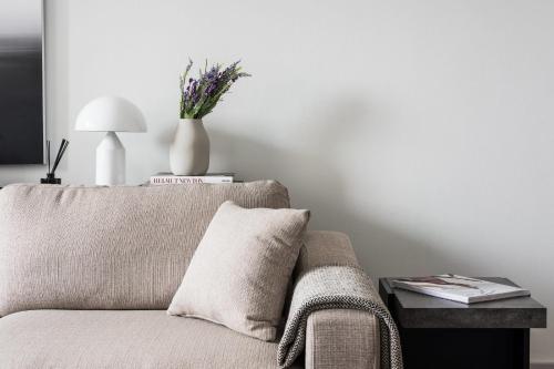 Modern CWE 1BR near BJC by Zencity - main image