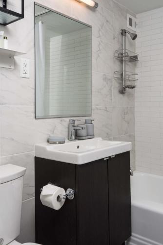 Modern CWE 1BR near BJC by Zencity - image 10