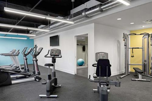 Modern CWE 1BR near BJC by Zencity - image 11