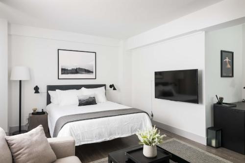 FRONTDESK Sleek Studio Apt with Rooftop Deck