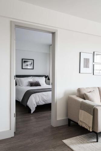 Modern CWE 2BR near BJC by Zencity - image 6