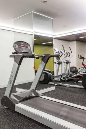 Trendy HP 2BR with Fast Transit to UChicago & DT by Zencity - image 24