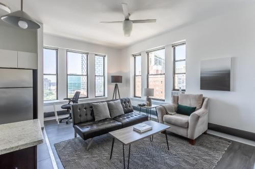 Trendy HP 2BR with Fast Transit to UChicago & DT by Zencity - main image