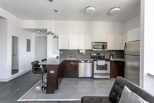 Trendy HP 2BR with Fast Transit to UChicago & DT by Zencity - image 10