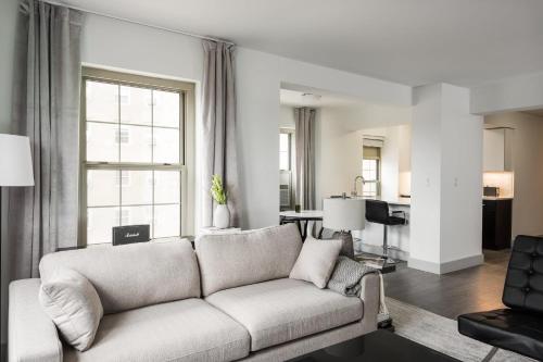 Modern CWE 2BR near BJC by Zencity - image 6