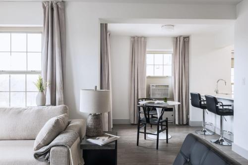 Modern CWE 2BR near BJC by Zencity - image 11