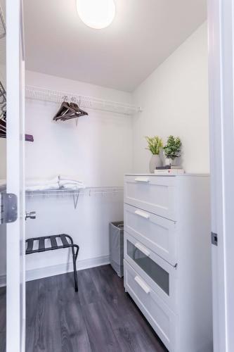 Trendy HP 2BR with Fast Transit to UChicago & DT by Zencity - image 23