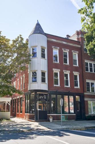 Classic DePaul 3BR with Full Kitchen by Zencity - image 10