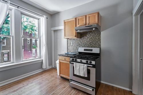 Classic DePaul 3BR with Full Kitchen by Zencity - image 10