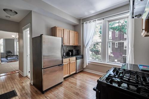 Classic DePaul 3BR with Full Kitchen by Zencity - image 8