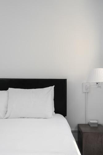 Modern CWE 2BR near BJC by Zencity - image 12