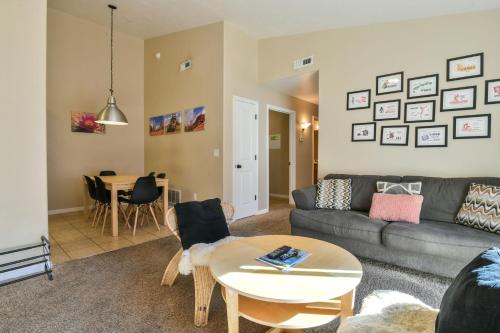RC3i - NEW LISTING Spacious third floor condo with seasonal pool and hot tub