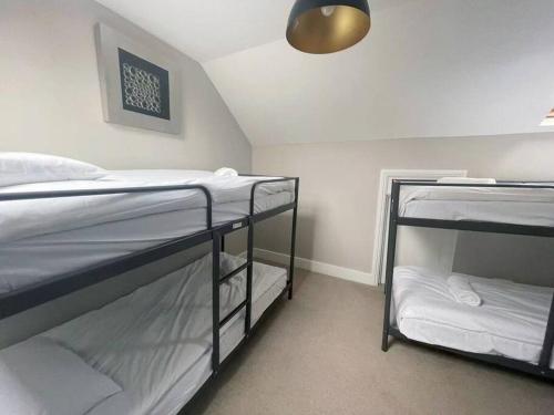 CENTRAL LOCATION *Four Bedroom Apartment * Sleep 14 *Roof Terrace
