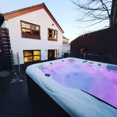 3 Bed Luxury Cottage With Private Hot Tub