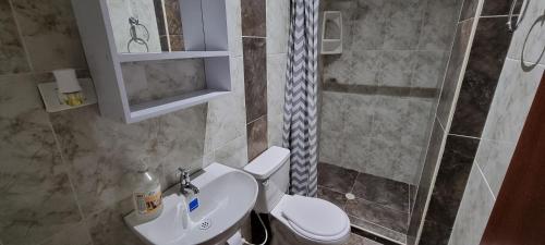 Bathroom, Apartaestudio acogedor cerca al Estadio Metropolitano in Metropolitana
