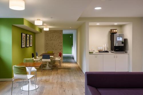 Warm CWE 1BR with Forest View by Zencity - image 14