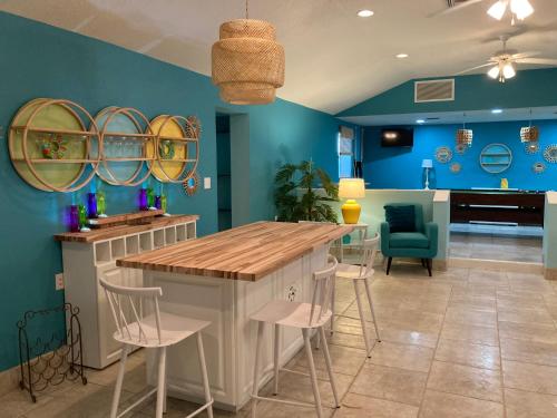 3Gulls Inn Ozona-Boutique Hotel-Steps from Restaurants & Brewery-SwimSpa Pool-Pet Friendly in Dunedin (Florida)