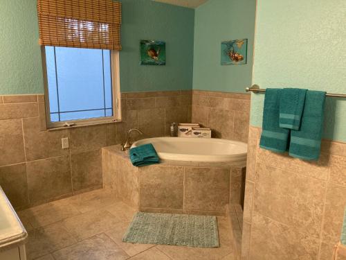 3Gulls Inn Ozona-Boutique Hotel-Steps from Restaurants & Brewery-SwimSpa Pool-Pet Friendly