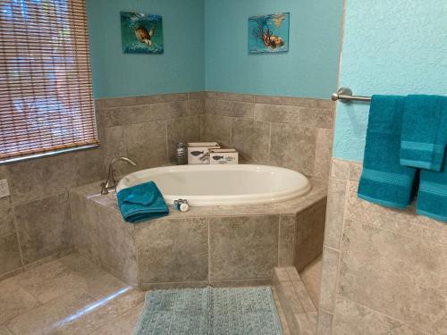 3Gulls Inn Ozona-Boutique Hotel-Steps from Restaurants & Brewery-SwimSpa Pool-Pet Friendly