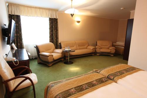 1 queen bed, 2 twin beds