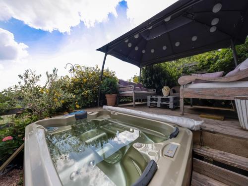 Pretty Holiday Home in Saint Haon le Chatel with Jacuzzi gîte à louer Champoly
