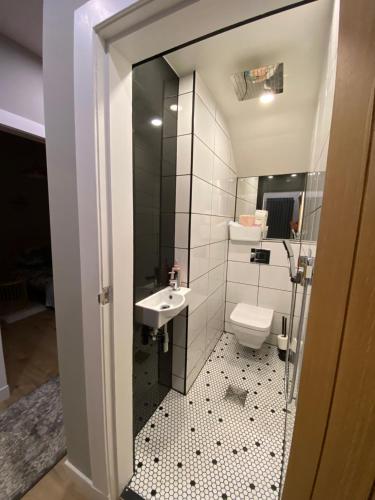 Lovely 3 bed with jacuzzi, close to airport, driveway, wifi, Edinburgh (Foto 11)
