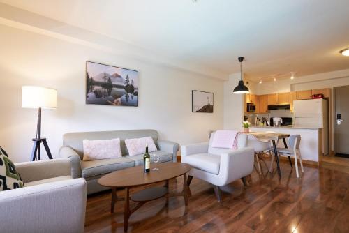 Mtn View Escape with King Size Bed with Outdoor Pool - Banff Pass Included!, Canmore (foto 10)