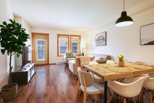 Mtn View Escape with King Size Bed with Outdoor Pool - Banff Pass Included!, Canmore (foto 9)