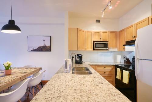 Mtn View Escape with King Size Bed with Outdoor Pool - Banff Pass Included!, Canmore (foto 8)