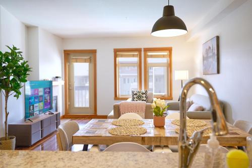 Mtn View Escape with King Size Bed with Outdoor Pool - Banff Pass Included!