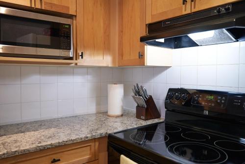Mtn View Escape with King Size Bed with Outdoor Pool - Banff Pass Included!, Canmore (foto 5)