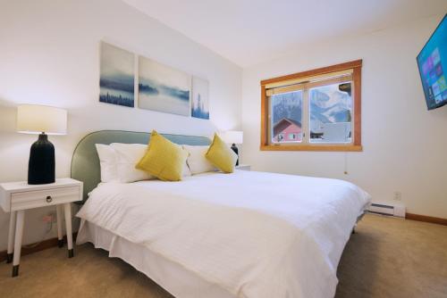 Mtn View Escape with King Size Bed with Outdoor Pool - Banff Pass Included!