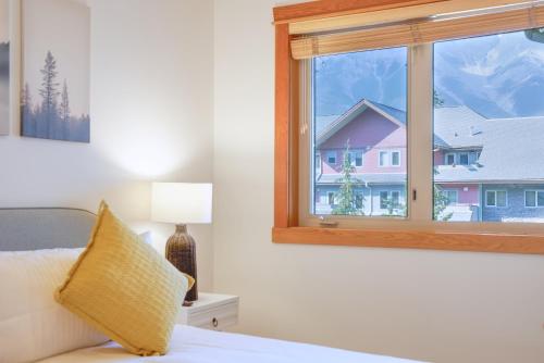 Mtn View Escape with King Size Bed with Outdoor Pool - Banff Pass Included!