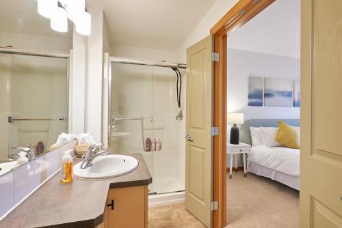 Mtn View Escape with King Size Bed with Outdoor Pool - Banff Pass Included!