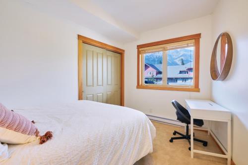 Mtn View Escape with King Size Bed with Outdoor Pool - Banff Pass Included!