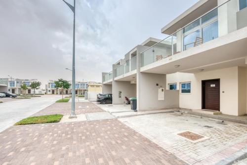 Spell-binding 3BR Townhouse at DAMAC Hills 2 Dubailand by Deluxe Holiday Homes, Dubaj (fotografie 4)